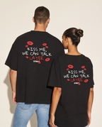 Kiss Me Oversized T-Shirt - Rückenprint auf Mann und Frau