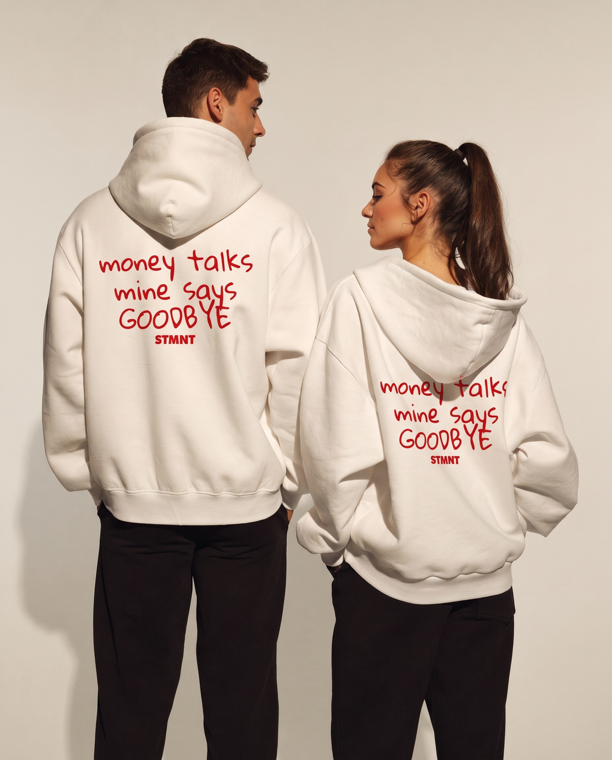 Money Talks Oversized Hoodie - Rückenprint auf Mann und Frau