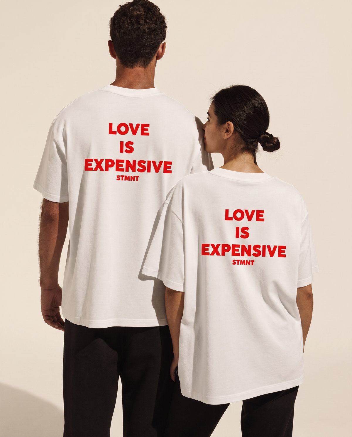 Love Is Expensive Oversized T-Shirt - Rückenprint auf Mann und Frau