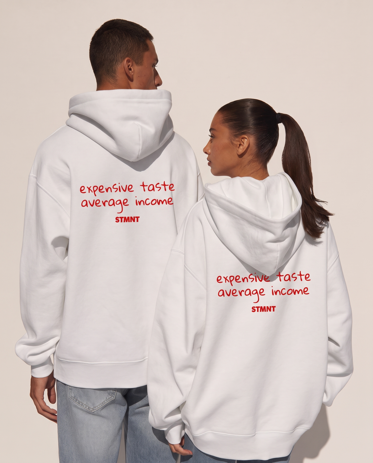 Expensive Taste Oversized Hoodie - Rückenprint auf Mann und Frau