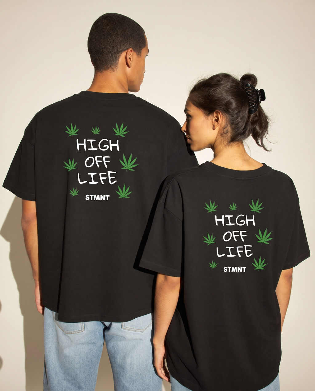 High Off Life Oversized T-Shirt - Rückenprint auf Mann und Frau