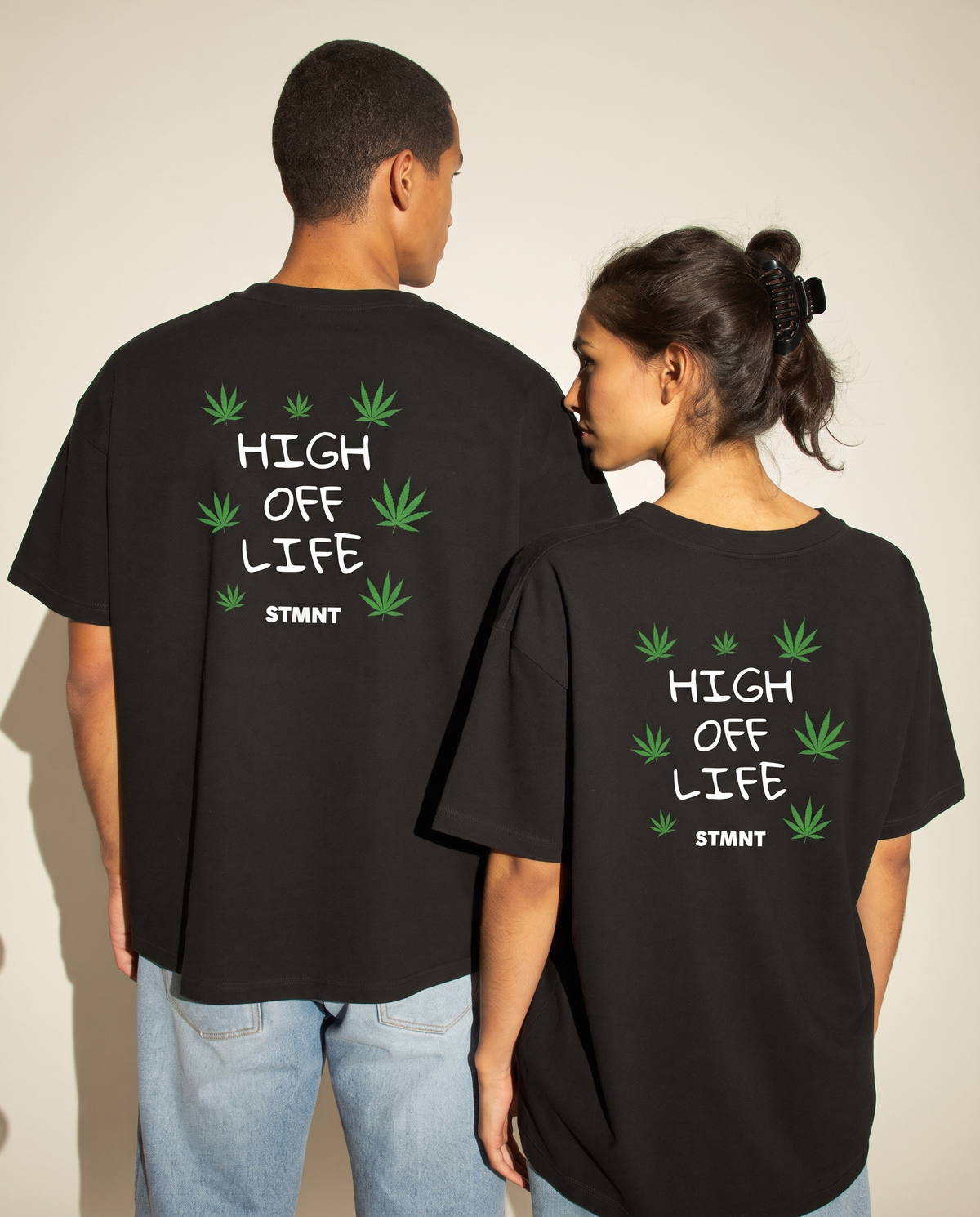 High Off Life Oversized T-Shirt - Rückenprint auf Mann und Frau