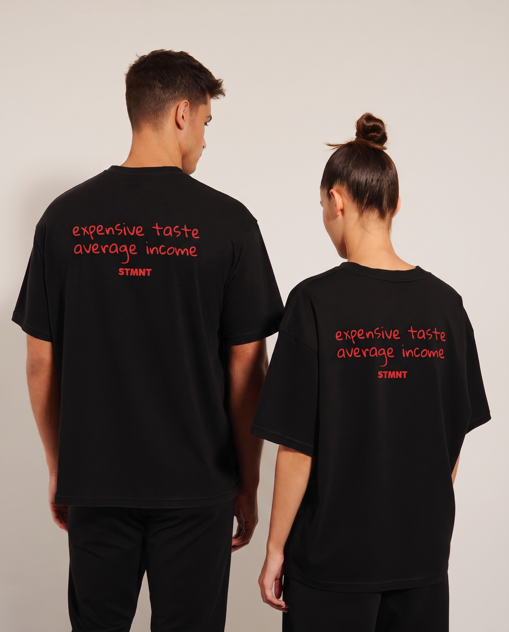 Expensive Taste Oversized T-Shirt - Rückenprint auf Mann und Frau