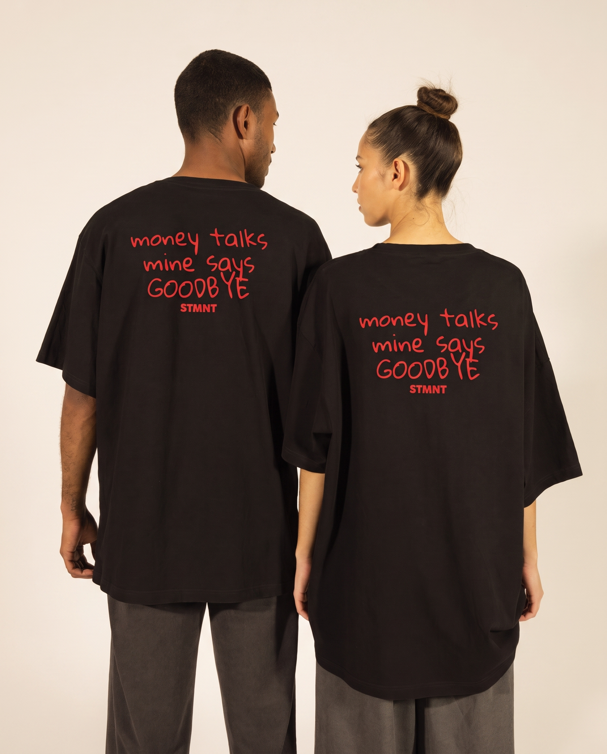 Money Talks Oversized T-Shirt - Rückenprint auf Mann und Frau