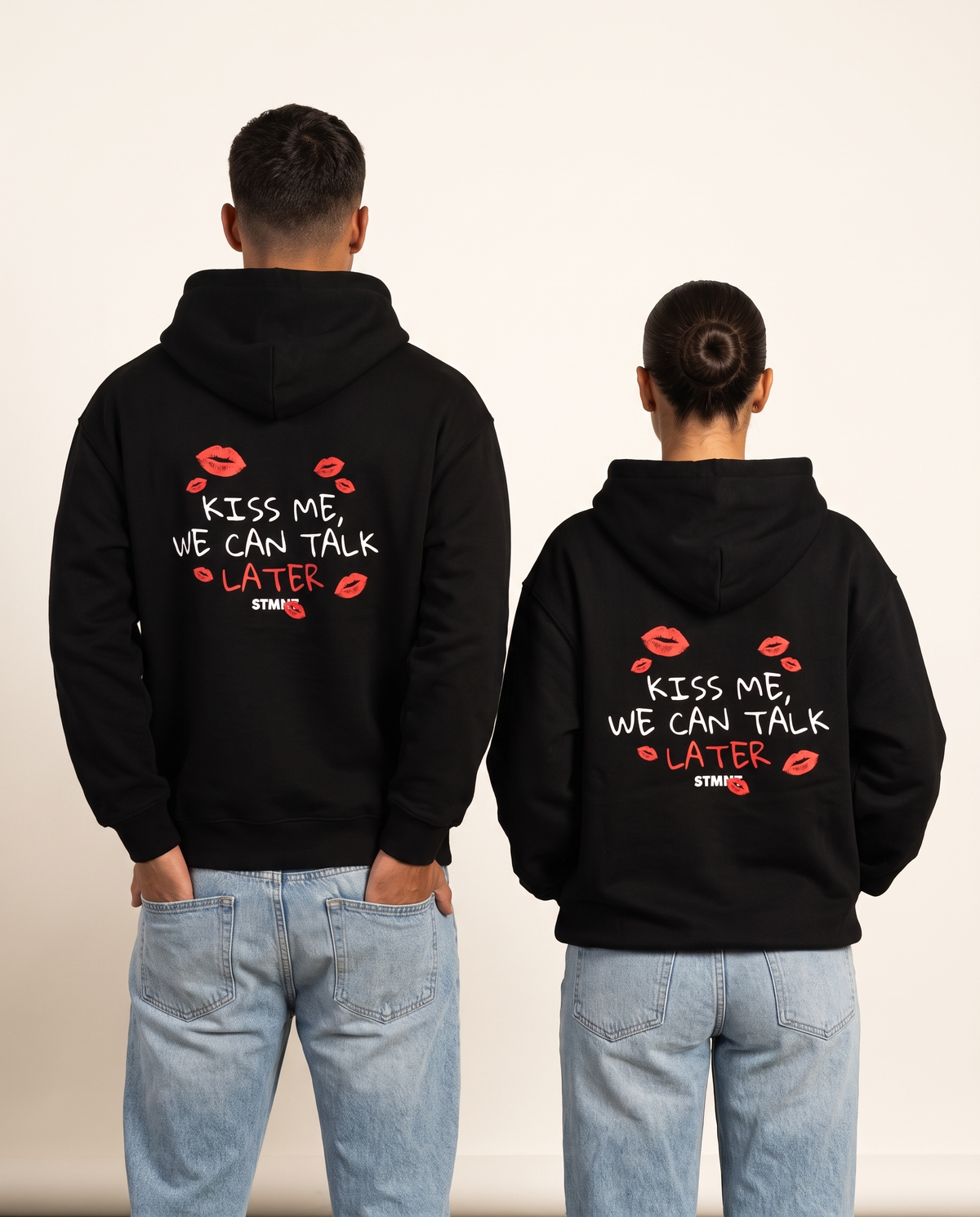 Kiss Me Oversized Hoodie - Rückenprint auf Mann und Frau